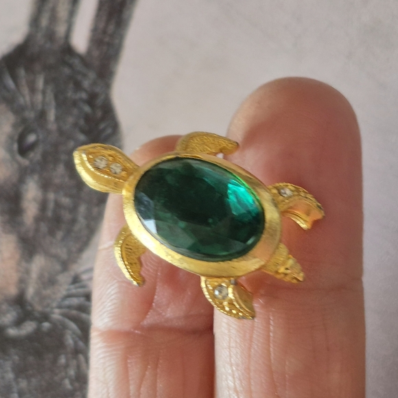 Gold and Green Turtle Brooch with Intricate Details - Picture 6 of 8